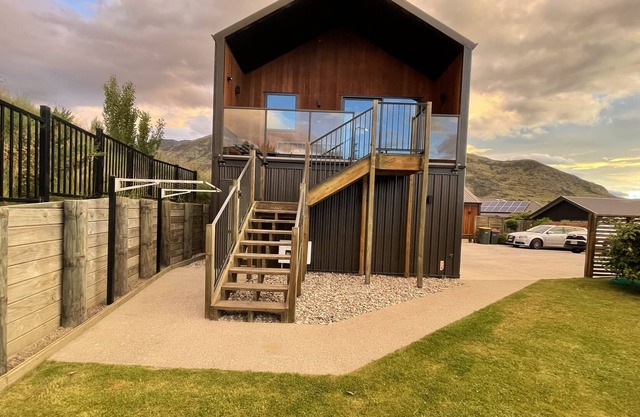 Modern, Private 2 bedroom Apartment with stunning views