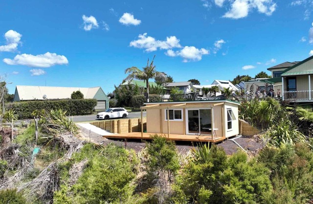 Modern private cabin, breathtaking ocean & bush views, natural light & quiet