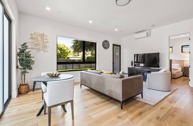 Modern & Private Guest House Minutes to Downtown!