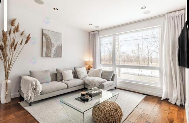 Modern private room inn posh residential neighborhood. Extremely quiet