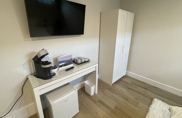 Modern & Private Townhouse Getaway - Minutes to Kal Beach & Rail Trail