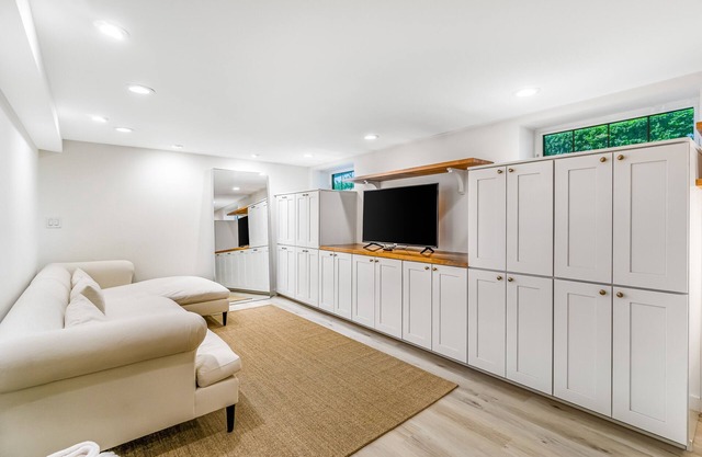 Modern Queen Anne studio - full kitchen - one block to Kerry Park, near downtown