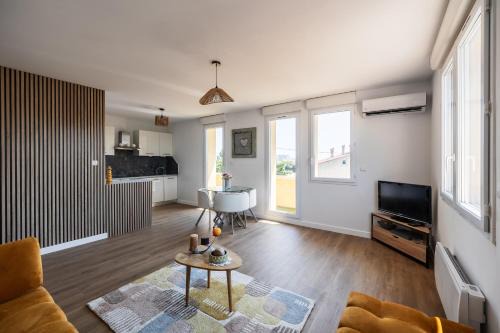 Modern & Quiet - 2 Bedroom Apartment with Sea Views