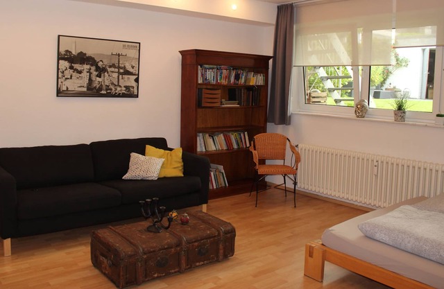 Apartamento moderno y tranquilo con vistas al jardín.