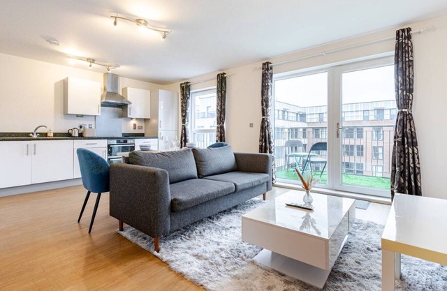 Modern & Relaxing 2 Bed Flat with Balcony, Easy London Access