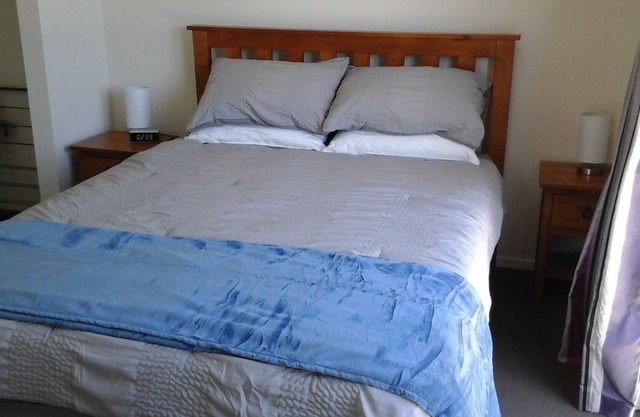Estudio moderno y relajante junto a la playa, levanta los pies y siéntete como en casa
