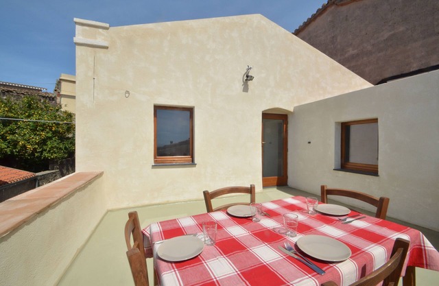 Moderna casa de vacaciones renovada con terraza panorámica, cerca del mar y la montaña.