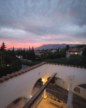 Modern Renovated Villa with Panoramic Views in Prestigious El Rosario, Marbella