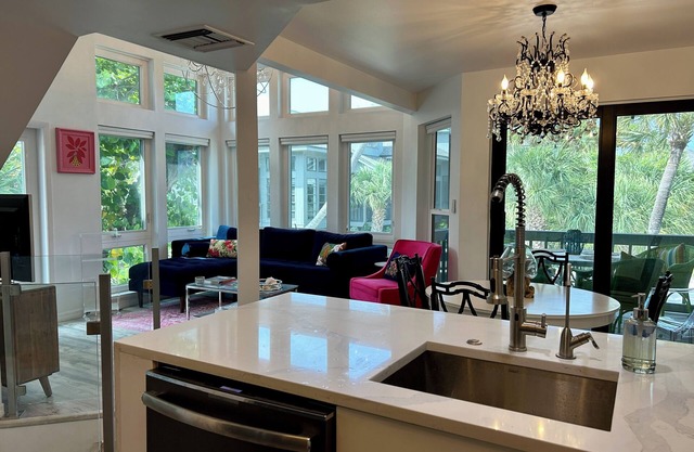 Modern Renovation~2 Club Pools SHC&ICNC 👙 Kayaks 🛶 Bikes 🚲, Golf Cart 🚙 Dock