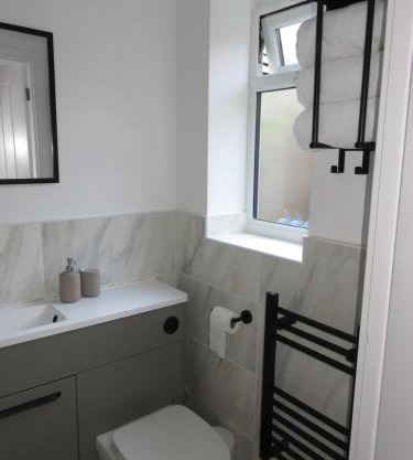 Modern Retreat - 5 minute walk to retail park!