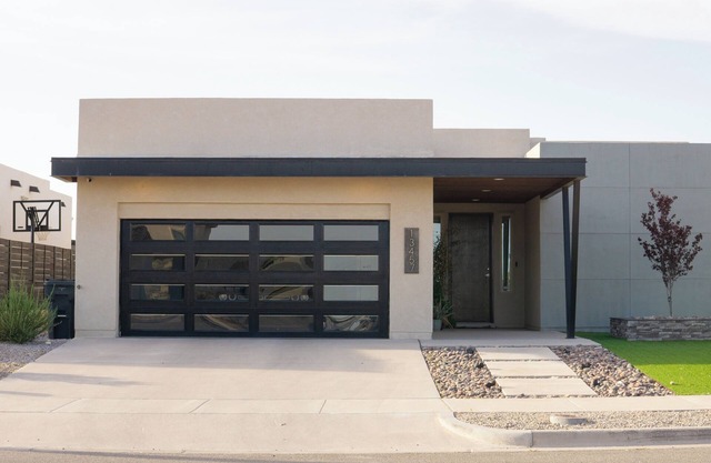 Modern Retreat by Golf Course - 3 Bedrooms & Office Space