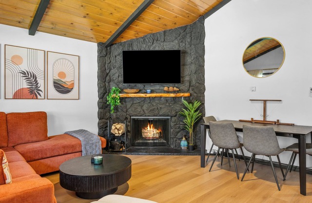 Modern Retreat - Hiking Trails, Mini-Golf & Views
