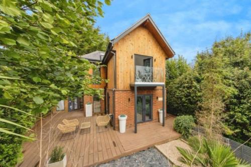 Modern Retreat in Kent Countryside