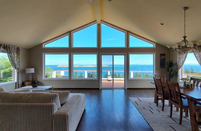 Modern retreat with beautiful ocean view, decks, gas grill and Wifi
