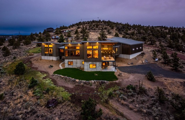 Modern Retreat with Cascade & Smith Rock Views