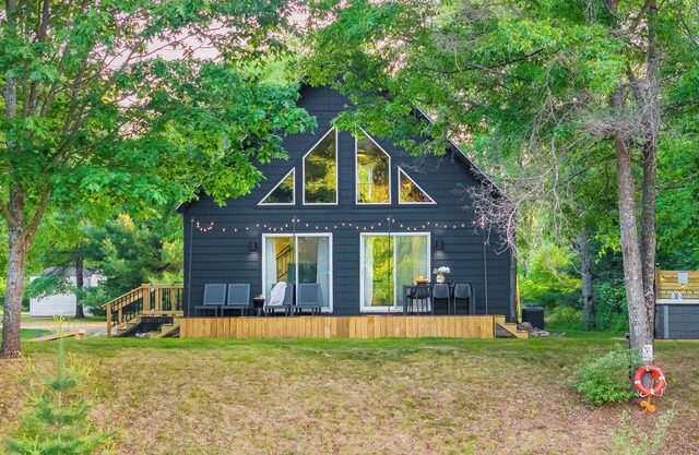 NEW Riverfront Chalet w/ Firepit & Hot Tub