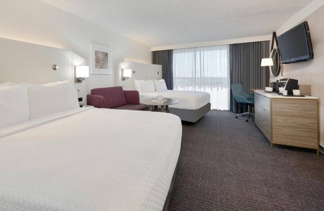 Modern Room & Fine Dining in Downtown Dallas! Pets Are Welcome, Pool!