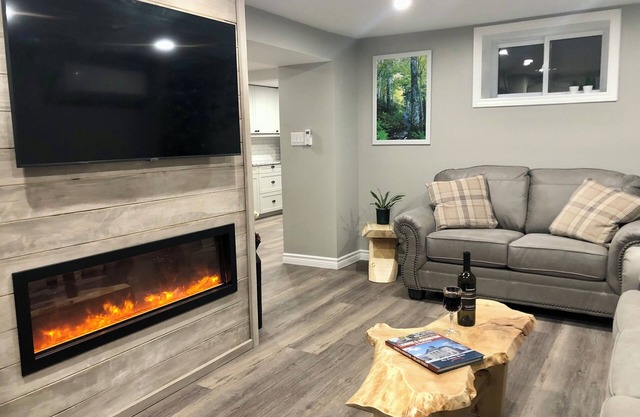 Modern Rustic Charm Apartment. Quiet setting. Only a 4 minute drive to downtown!