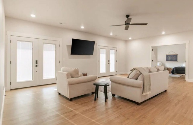 Modern Rustic Retreat, Spacious 6 Bedroom Home on 33acres with Private Pond