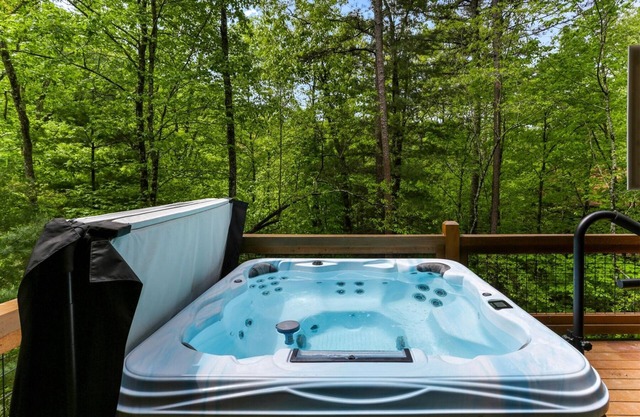 Modern Rustica - Modern Luxury, Hot Tub, Game Room, Just Mins from Blue Ridge