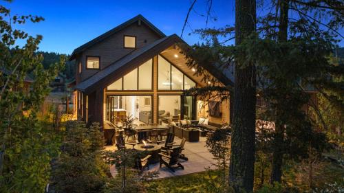 Modern Scandinavian Retreat by the Forest