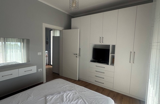 Modern seaview apartment just 5 min from restaurants and markets, free parking!”