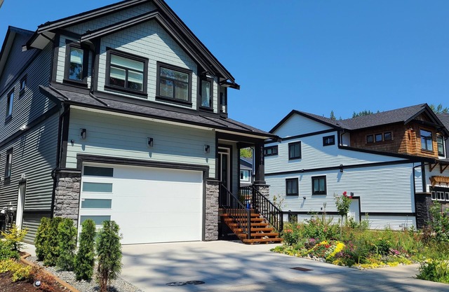 Modern, self-contained 2b/ 1.5 b suite w/workspace