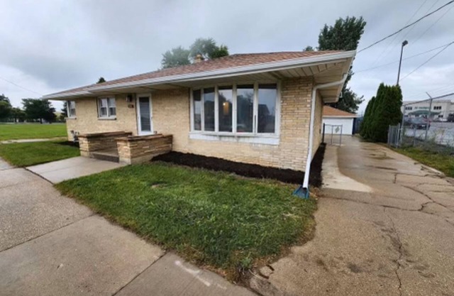 Lovely MKE Airport Home Sleeps 6 w/ Wonderful Outdoors Space.