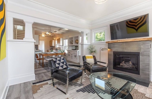 Modern, Sleek & Stylish: 2 blocks from Hawthorne!