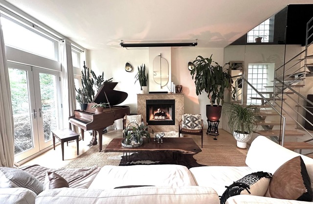 Modern-Chic 4-bedroom Smart Home in Wicker Park