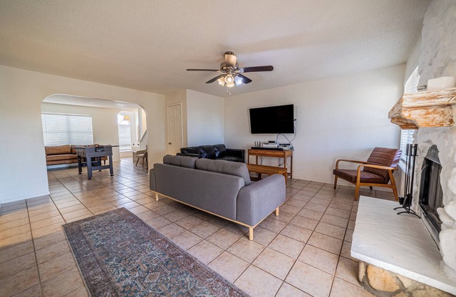 Modern Smart Townhouse | Premium Amenities | Nearby Restaurants | Full Kitchen