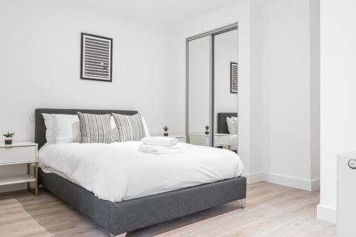 Modern Solihull Studio Apartment with Free Parking & Kitchen