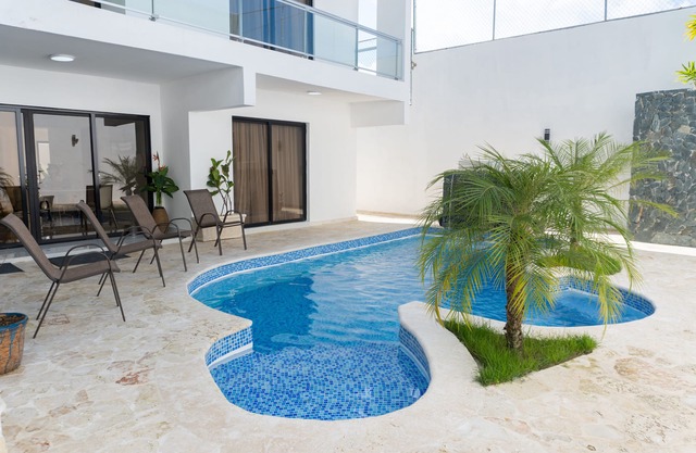 Modern Spacious 5 bedroom villa, Van & driver included