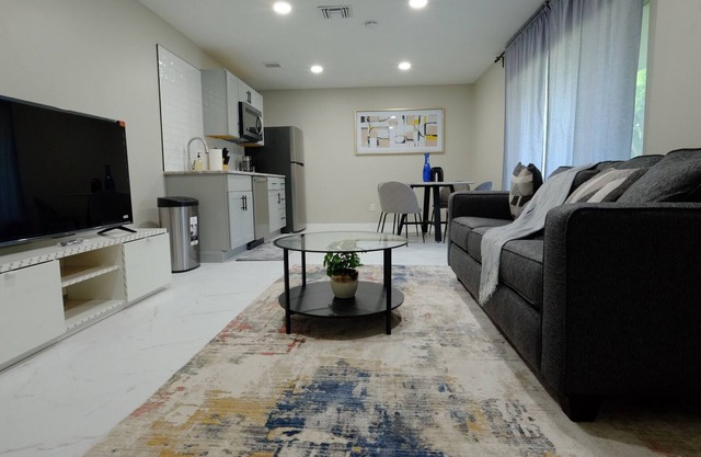 Modern, Spacious 1/1 + Bonus Room in peaceful Altamonte Springs; sleeps 4