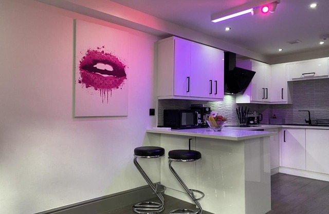 Modern Spacious 1 Bed Apartment with Free Parking in Trendy Inner London Suburb 15 mins walk to Victoria Line Underground then 20 mins to Oxford Street "West End of London" or 10 mins walk to Overground and 10 mins to London Liverpool St "City of London"