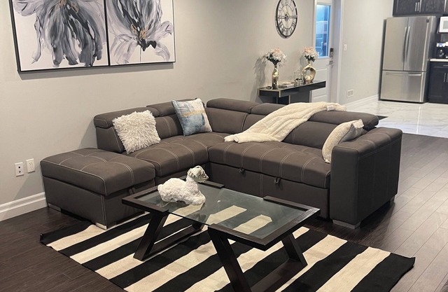 Modern Spacious 1 bedroom and a den home (Lower Unit)