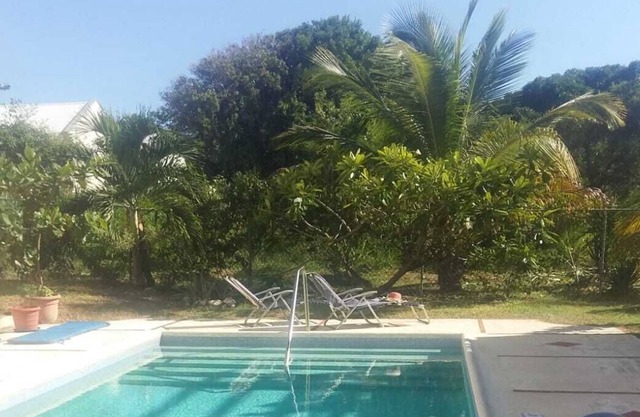 Condominios modernos y amplios de 2 dormitorios / 2 baños con piscina, cerca de varias playas.