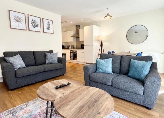 Modern spacious 2 bed Apartment, close to Gunwharf Quays & Historic Dockyard - Balcony, Smart Tv, Free Parking, WiFi, Double or single beds