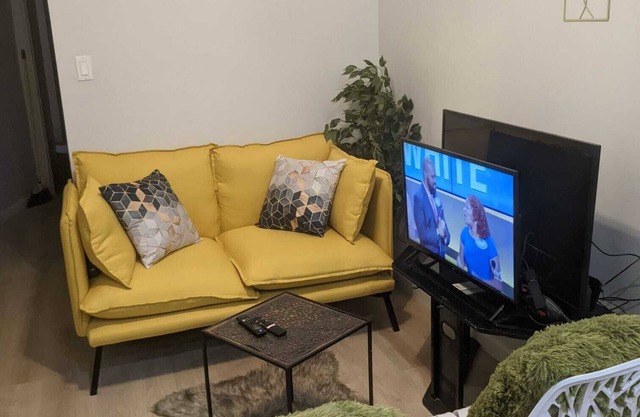 Modern spacious 2BR apt fully loaded and conveniently located