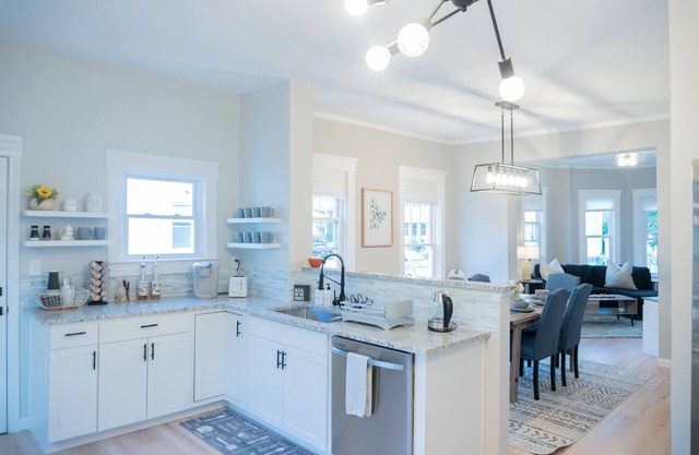 Modern & Spacious 4 Bedroom Single Family Home