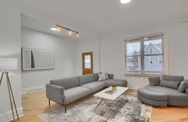 Modern & Spacious 4BD House in Pittsburgh w/Prkg