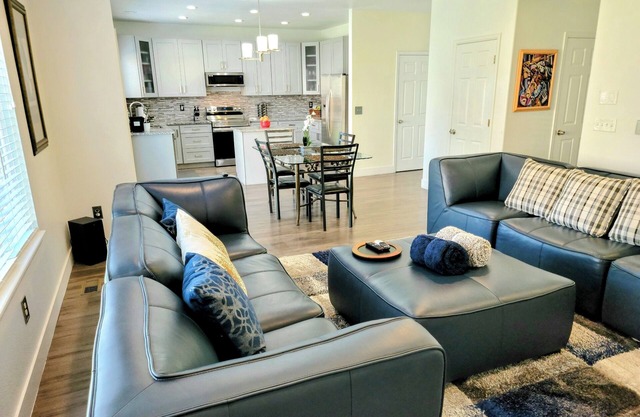 Modern Spacious-5BR- 3.5Bath-DIA-Gaylord-GVR Golf-CU Medical