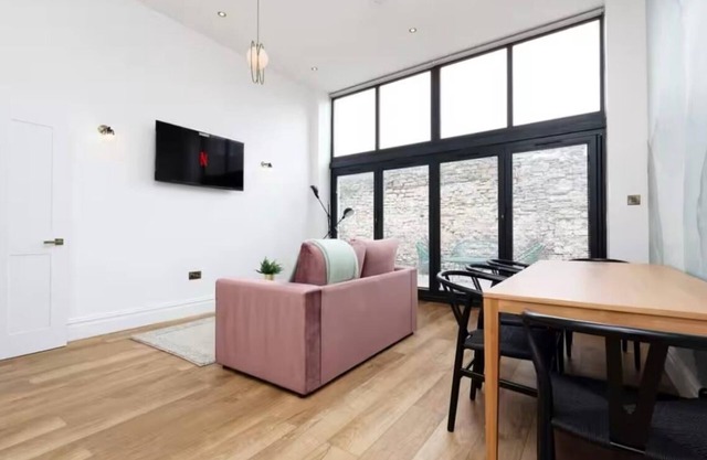 Modern spacious apartment with garden in heart of Bristol, perfect for long stay