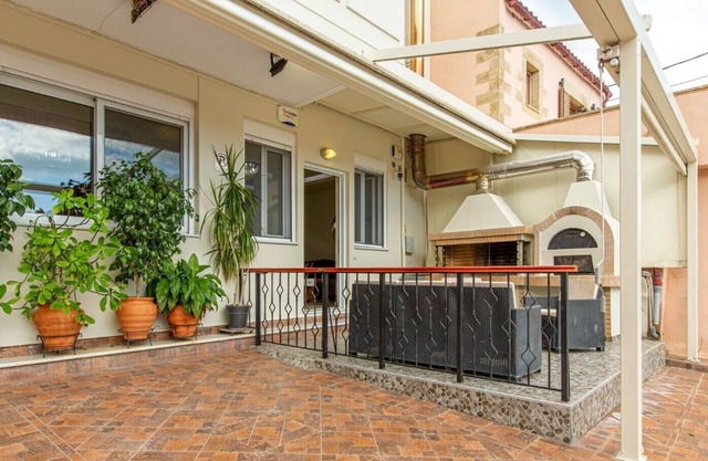 Modern spacious apartment in Chania ★ Walk to everything ★ BBQ
