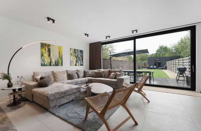 Modern & Spacious House with Wellness
