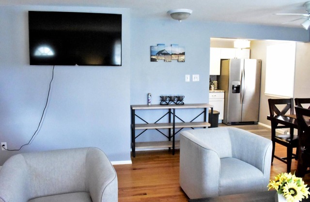 Modern & Spacious ~ Near Bill Snyder ~ ♛Royal Beds
