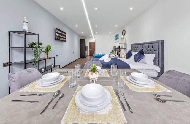 Modern Spacious Sleeps 4 Studio Golders Green