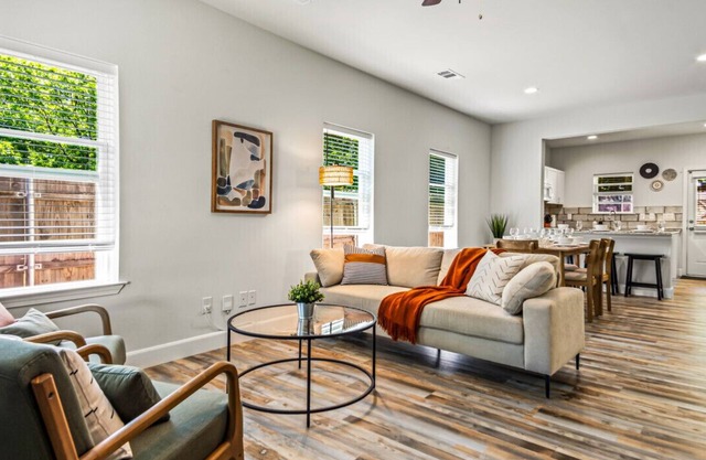 Modern & Spacious, Walk to historic Downtown | TSH
