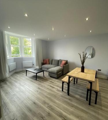 Modern Square Flat - Luxury - En-Suites - 6 Guests