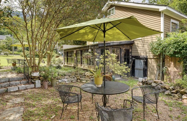 Modern St. Elmo Cottage - basketball court & fire pits!
